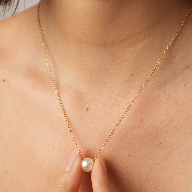 Detalle del collar con perla decorativa