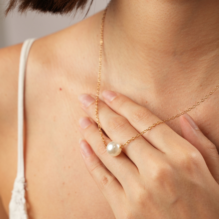 Detalle del collar con perla decorativa